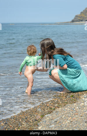 Aberystwyth Wales UK, mercoledì 17 luglio 2013. Gente che si diverte nelle calde giornate di sole sulla spiaggia a Aberystwyth su Cardigan Bay costa, West Wales UK. L'incantesimo di alta pressione, con fine secco sole e temperature nella media-alta 20's celsius, è impostata per continuare per una settimana o dieci giorni, segnando il più lungo periodo di buona estate meteo nel Regno Unito per molti anni. Photo credit: keith morris/Alamy Live News Foto Stock