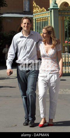 Georg Friedrich principe della Prussia e la sua fidanzata, Sophie Principessa di Prussia, lasciare il loro matrimonio chiesa prove in chiesa della pace a Potsdam, Germania, 26 agosto 2011. Il 27 agosto 2011, il giovane si sposeranno nella chiesa della pace. Circa 700 tedeschi ed internazionali royals sarà previsto per la Hohenzollern nozze di Sanssouci. Foto: Nestor Bachmann Foto Stock