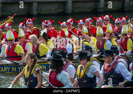 Il 2013 'Guida per degli eroi della carità gara di dragon boat fancy dress evento di beneficenza organizzata dal Rotary Club di York. Foto Stock