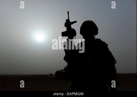 Un soldato Bundeswehr migra attraverso il deserto durante una missione minesweeping vicino a Kundus, Afghanistan, 26 agosto 2011. L'esercito tedesco viene ripetutamente coinvolto in azioni di combattimento in Afghanistan settentrionale. Foto: Maurizio Gambarini Foto Stock