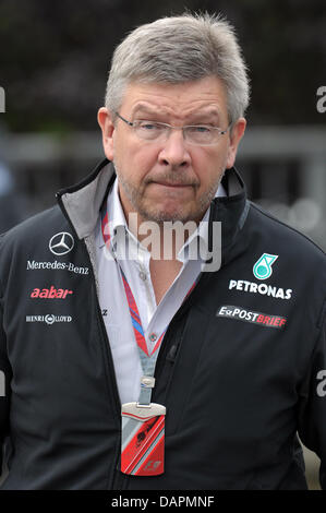 Il team manager della Mercedes GP, inglese Ross Brawn, arriva il paddock di pista circuito di Spa-Francorchamps vicino a Spa, Belgio, 27 agosto 2011. Il Gran Premio di Formula Uno del Belgio avrà luogo il 28 agosto 2011. Foto: David Ebener dpa +++(c) dpa - Bildfunk+++ Foto Stock