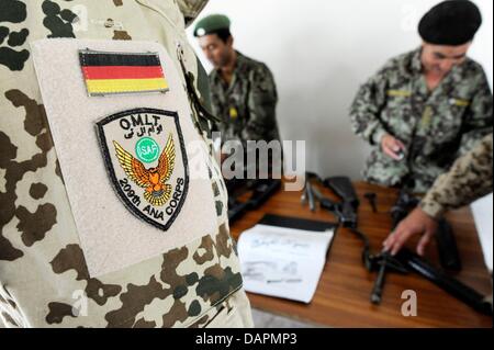 Soldaten der Afghanischen Nationalarmee (ANA) werden am Samstag (27.08.2011) im Camp Pamir nahe Kundus von Bundeswehrsoldaten un Waffen ausgebildet. Ein Guida operativa e Liasionteam (evitare) Soldaten aus der ISAF-Truppen begleitet eine Einheit der Afghanischen Arrmee von der Ausbildung bis in den Kampfeinsatz. Nach dem Abzug vorgesehenden der ISAF-Kampftruppen im Jahr 2014 soll Foto Stock