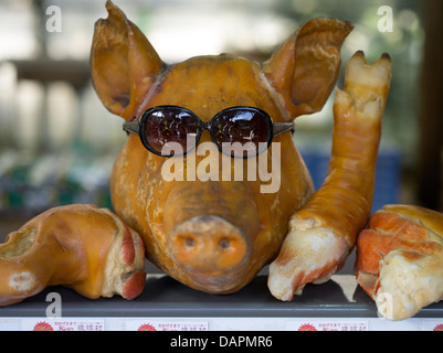 Facce di maiale e zampetto in vendita a Okinawa, Giappone Foto Stock