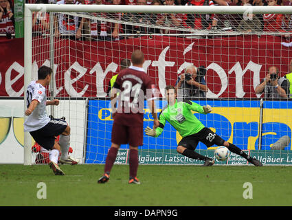 Monaco di Baviera è Mario Gomez (L) punteggi durante il suo calcio di rigore contro il Kaiserslautern il portiere Kevin Trapp (R) durante la Bundesliga tedesca match tra FC Kaiserslautern e Bayern Monaco di Baviera a Fritz-Walter-Stadium in Kaiserslautern, Germania, 27 agosto 2011. . Pierre de Wit da Kaiserslautern (C) orologi lui. Foto: THOMAS FREY (ATTENZIONE: embargo condizioni! Il DFL permette il furt Foto Stock