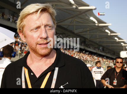 FILE - Un archivio foto datata 1 novembre 2009 mostra il tedesco la leggenda del tennis Boris Becker durante il Gran Premio di Abu Dhabi, negli Emirati Arabi Uniti. In un colloquio con l Agenzia Tedesca di Stampa dpa Becker detto, Michael Schumacher, che è stato Formula One champion circa sette volte, si colloca tra i tre gli sportivi di alto livello. Foto: Jens Buettner Foto Stock