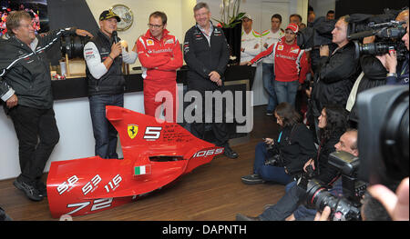 Il tedesco Norbert Haug (L -R), direttore Motorsport di Mercedes, tedesco pilota di Formula Uno Michael Schumacher della Mercedes GP, Italiano Stefano Domenicali, team manager della Ferrari, e l'inglese Ross Brawn, partecipare a Schumachers festa anniversario con la Mercedes GP motorhome sul circuito di Spa-Francorchamps vicino a Spa, Belgio, 27 agosto 2011. Al GP del Belgio 1991 Michael Schumacher d Foto Stock