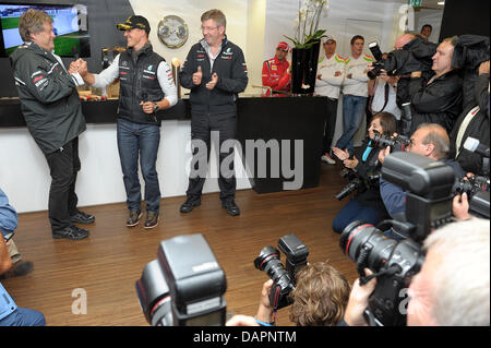 Il tedesco Norbert Haug (L), direttore Motorsport di Mercedes e inglese Ross Brawn (R), il team manager, avente un discorso di ringraziamento per il tedesco pilota di Formula Uno Michael Schumacher della Mercedes GP a sua festa anniversario con la Mercedes GP motorhome sul circuito di Spa-Francorchamps vicino a Spa, Belgio, 27 agosto 2011. Al GP del Belgio 1991 Michael Schumacher ha spinto la sua prima Formula Uno rac Foto Stock