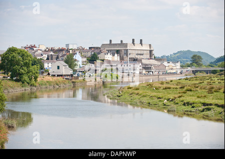 Vista generale di Carmarthen, Carmarthenshire, Galles, preso da Pont Lesneven bridge Foto Stock