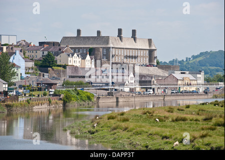 Vista generale di Carmarthen, Carmarthenshire, Galles, preso da Pont Lesneven bridge Foto Stock