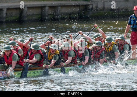 Un abito di fantasia della carità evento. Il 2013 'Guida per degli eroi della carità gara di dragon boat organizzata dal Rotary Club di York. Equipaggio del team Foto Stock