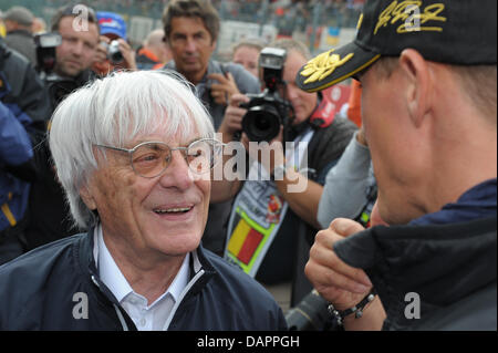 Il tedesco pilota di Formula Uno Michael Schumacher (R) della Mercedes GP avente una chat con F1 boss Bernie Ecclestone appena prima della parata dei piloti prima della partenza del Gran Premio di Formula Uno del Belgio presso la pista circuito di Spa-Francorchamps vicino a Spa, Belgio, 28 agosto 2011. Foto: David Ebener dpa Foto Stock