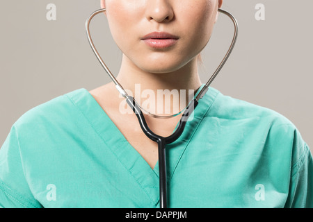 Close up medico cinese tenendo uno stetoscopio al petto Foto Stock