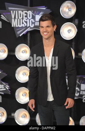 Attore Taylor Lautner arriva al ventottesimo annuale degli MTV Video Music Awards presso il Nokia Theatre di Los Angeles Vive a Los Angeles, Stati Uniti d'America, su 28. Agosto, 2011. Foto: Hubert Boesl Foto Stock