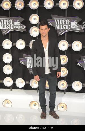 Attore Taylor Lautner arriva al ventottesimo annuale degli MTV Video Music Awards presso il Nokia Theatre di Los Angeles Vive a Los Angeles, Stati Uniti d'America, su 28. Agosto, 2011. Foto: Hubert Boesl Foto Stock