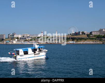 Plymouth Hoe area con Smeaton torre del faro e la Plymouth occhio grande ruota vista dal Monte Batten frangiflutti, Regno Unito 2013 Foto Stock