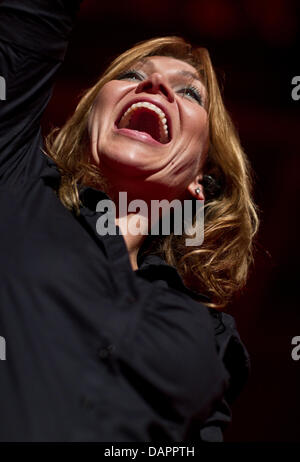 Cantante del gruppo Silly, Anna Loos, risate durante un concerto presso il lago di stadio ('Seebuehne"), con sede a Magdeburgo (Germania), 28 agosto 2011. Con più di 200.000 CD venduti, la rimonta album 'Tutti' rosso è andato platino. L'est-rock-band ha terminato il suo 'Tutti' rosso-tour dopo due anni di touring. Foto: Jens Wolf Foto Stock