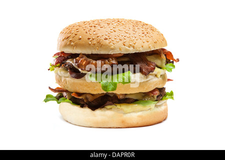 Succosa doppia hamburger con il formaggio e la pancetta isolati su sfondo bianco Foto Stock