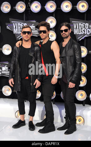 Musicisti Shannon Leto (l-r), Jared Leto e Tomo Milicevic dalla fascia '30 secondi su Marte' arrivano al ventottesimo annuale degli MTV Video Music Awards presso il Nokia Theatre di Los Angeles Vive a Los Angeles, Stati Uniti d'America, su 28. Agosto, 2011. Foto: Hubert Boesl Foto Stock