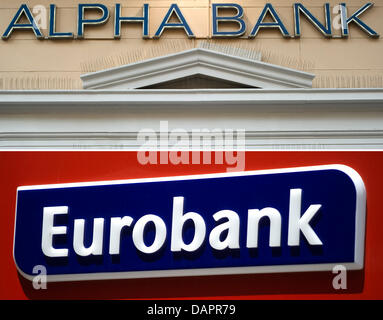 COMBO/FILE - Un due-parte archivio composito immagine datata 28 giugno 2011 mostra un lettering di Alpha Bank e un segno di Eurobank di Atene, Grecia. Due dei più grandi greco agli istituti di credito, Alpha Bank e Eurobank, fusione a causa della crisi del debito in Grecia. Secondo la Borsa di Atene, la negoziazione delle azioni di entrambe le banche è stata arrestata la mattina di lunedì, 29 agosto 2011. Foto Stock