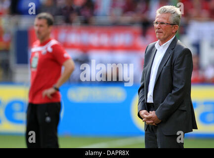 Monaco di Baviera allenatore Jupp Heynckes (R) e Kaiserslautern's head coach Marco Kurz stand presso il diversivo durante la Bundesliga tedesca match tra FC Kaiserslautern e Bayern Monaco di Baviera a Fritz-Walter-Stadium in Kaiserslautern, Germania, 27 agosto 2011. Foto: THOMAS FREY Foto Stock