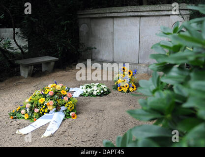 I fiori sono stabiliti sulla tomba di tedesco umorista Loriot a Waldfriedhof a Berlino, Germania, 30 agosto 2011. Loriot fu messo a riposo in una delle città più belle dei cimiteri. Secondo il Diogene casa editrice, l'umorista fu messo a riposo fra i suoi più stretti familiari. Foto: Britta Pedersen Foto Stock