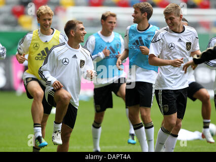 I giocatori tedeschi Simon Rolfes, Philipp Lahm, Benedikt Hoewedes, Thomas Mueller e Toni Kroos (L-R) warm up durante una sessione di prove libere a Esprit-Arena a Duesseldorf in Germania, 30 agosto 2011. Il 02 settembre 2011, la Germania dovrà svolgere in Austria in un Campionato Europeo match di qualificazione di Gelsenkirchen. Foto: Roland Weihrauch Foto Stock