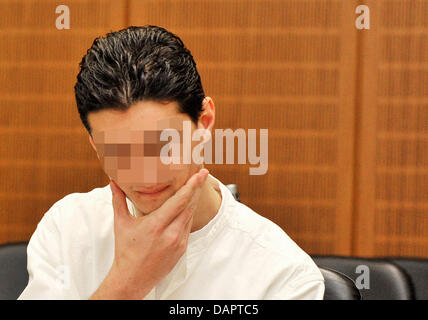 L'accusato Uka aride si erge nel dock presso l'Alta Corte Regionale di Francoforte sul Meno, Germania, 31 agosto 2011. Il 21-anno-vecchio kosovari è detto di avere ucciso due soldati USA e ferito altri due in un assassinio all'aeroporto di Francoforte sul Meno, il 02 marzo 2011. Foto: Boris Roessler Foto Stock