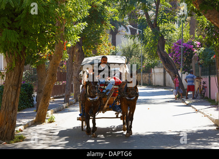 Turchia, Istanbul, turistici che viaggiano in carrozze trainate da cavalli a Buyukada Foto Stock