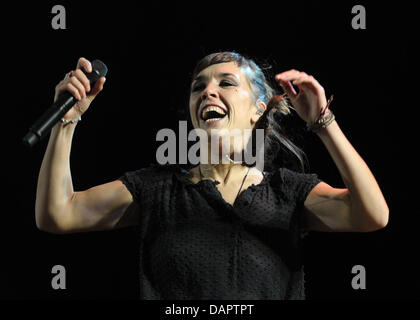 Cantante francese Isabelle Geffroy, conosciuto anche come Zaz, compie durante un concerto all'aperto in occasione del Hamburg estate culturale presso il corso di trotto in Amburgo, Germania, 31 agosto 2011. Il suo repertorio spazia dalla chanson con elementi jazz, Roma e Sinti swing di orecchiabili melodie pop. Foto: Christian Charisius Foto Stock