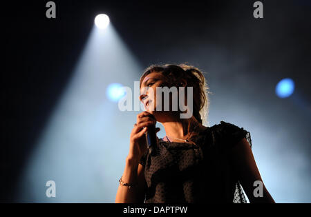 Cantante francese Isabelle Geffroy, conosciuto anche come Zaz, compie durante un concerto all'aperto in occasione del Hamburg estate culturale presso il corso di trotto in Amburgo, Germania, 31 agosto 2011. Il suo repertorio spazia dalla chanson con elementi jazz, Roma e Sinti swing di orecchiabili melodie pop. Foto: Christian Charisius Foto Stock