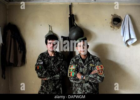 I soldati dell'esercito nazionale afghano ANA sono visto internamente il loro accampamento nel Chahar Dara quartiere vicino a Kunduz, Afghanistan, 01 settembre 2011. Forze armate tedesche sono continuamente coinvolti in scontri militari nel Nord dell'Afghanistan. Foto: MAURIZIO GAMBARINI Foto Stock