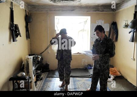 I soldati dell'esercito nazionale afghano ANA sono visto internamente il loro accampamento nel Chahar Dara quartiere vicino a Kunduz, Afghanistan, 01 settembre 2011. Forze armate tedesche sono continuamente coinvolti in scontri militari nel Nord dell'Afghanistan. Foto: MAURIZIO GAMBARINI Foto Stock