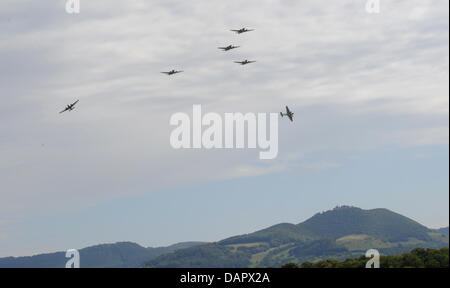 Sei Junkers Ju 52 velivoli soddisfano per un volo di formazione attraverso Hahnweide airfield vicino a Kirchheim unter Teck, Germania, 02 settembre 2011. La formazione di volo è uno dei momenti più importanti se il sedicesimo classico Meeting aerei Hahnweide con più di 400 piani vintage. Foto: Franziska Kraufmann Foto Stock