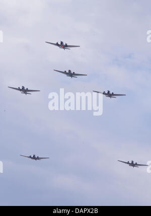 Sei Junkers Ju 52 velivoli soddisfano per un volo di formazione attraverso Hahnweide airfield vicino a Kirchheim unter Teck, Germania, 02 settembre 2011. La formazione di volo è uno dei momenti più importanti se il sedicesimo classico Meeting aerei Hahnweide con più di 400 piani vintage. Foto: Franziska Kraufmann Foto Stock