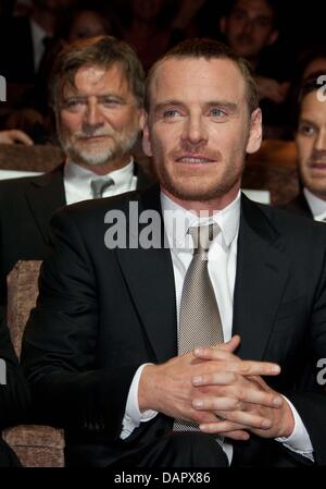 Tedesco-nati attore irlandese Michael Fassbender e suo padre tedesco Josef Fassbender (L) arrivano alla premiere di 'un pericoloso metodo" al 68esimo Festival di Venezia, la Mostra Internazionale d'Arte Cinematografica la Biennenale di Venezia, al Palazzo del Cinema di Venezia, Italia, il 2 settembre 2011. Foto: Hubert Boesl Foto Stock