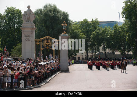 Londra, Regno Unito. 17 Luglio, 2013. Migliaia di turisti fuori Buckingham Palace il giorno più caldo per assistere al cambio della guardia. Un livello 3 ondata di caldo avvertimento è stato rilasciato nella regione oggi, il giorno più caldo dell'anno. Credito: Malcolm Park/Alamy Live News Foto Stock