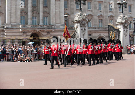 Londra, Regno Unito. 17 Luglio, 2013. Migliaia di turisti fuori Buckingham Palace il giorno più caldo per assistere al cambio della guardia. Un livello 3 ondata di caldo avvertimento è stato rilasciato nella regione oggi, il giorno più caldo dell'anno. Credito: Malcolm Park/Alamy Live News Foto Stock