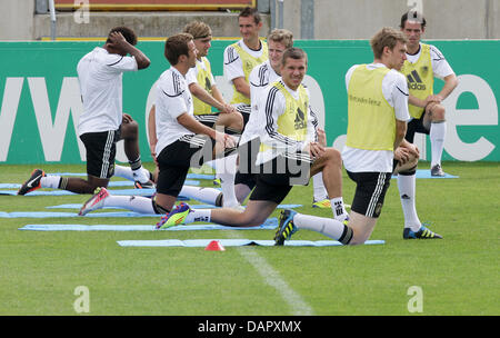 Nazionale tedesco di giocatori di calcio Mario Goetze (2a a L-R), Marcel Schmelzer, Miroslav KLOSE, Andre Schuerrle, Lukas Podolski, Per Mertesacker e Christian Traesch tratto durante una sessione di prove al Paul Janes Stadium di Duesseldorf, Germania, 04 settembre 2011. Il 06 settembre 2011, la Germania dovrà svolgere la Polonia in una partita amichevole a Danzica, Polonia. Foto: Rolf Vennenbernd Foto Stock