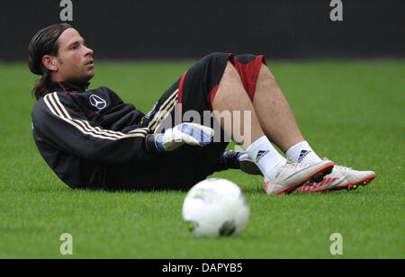 In Germania il portiere Tim Wiese si allunga durante la sessione di allenamento della nazionale tedesca di calcio a PGE Arena Danzica Danzica, Polonia, 05 settembre 2011. La Germania si affaccia in Polonia per un amichevole il 06 settembre 2011 in Gdansk. Foto: Marcus Brandt dpa +++(c) dpa - Bildfunk+++ Foto Stock