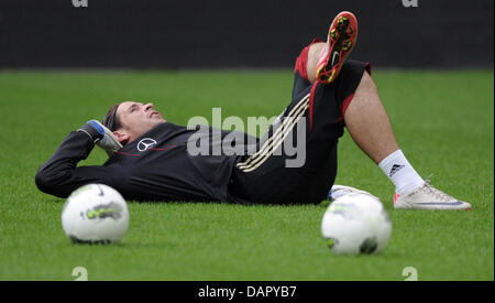 In Germania il portiere Tim Wiese si allunga durante una sessione di allenamento della nazionale tedesca di calcio a PGE Arena Danzica Danzica, Polonia, 05 settembre 2011. La Germania si affaccia in Polonia per un amichevole il 06 settembre 2011 in Gdansk. Foto: Marcus Brandt dpa Foto Stock