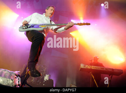 Il cantante Andy McCluskey della band britannica OMD (manovre orchestrale nel buio) esegue presso l'IFA giardino estivo a Berlino, Germania, 05 settembre 2011. La band ha presentato il suo ultimo album "Storia della moderna". Foto: Britta Pedersen Foto Stock