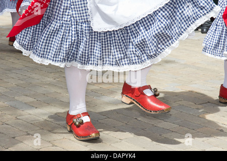 Ritratto di un folk tradizionale danzatrice presso la Bakewell Giorno della Danza 2013. Red shoes e campane Foto Stock