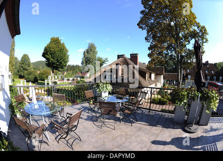 I tavoli e le sedie sono visti presso la terrazza sul tetto dell'hotel di lusso "wor Oliwski' ('Uliveto") in Gdansk, Polonia, 06 settembre 2011. Il team nazionale tedesco resterà presso l'hotel vicino alla spiaggia di Spiaggia Polacco durante il Campionato Europeo 2012. L'hotel è disponibile esclusivamente per il Germen Associazione Calcio (DFB). Foto: Marcus Brandt Foto Stock