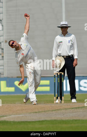 Manchester, Regno Unito. 17 Luglio, 2013. Il decano Cosker (Glamorgan) bocce al mattino del terzo giorno di 4 giorno il match contro il Lancashire. Lancashire v Glamorgan Emirates Old Trafford, Manchester, UK 17 luglio 2013 Credit: Giovanni friggitrice/Alamy Live News Foto Stock