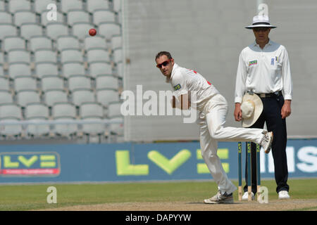 Manchester, Regno Unito. 17 Luglio, 2013. Il decano Cosker (Glamorgan) bocce al mattino del terzo giorno di 4 giorno il match contro il Lancashire. Lancashire v Glamorgan Emirates Old Trafford, Manchester, UK 17 luglio 2013 Credit: Giovanni friggitrice/Alamy Live News Foto Stock