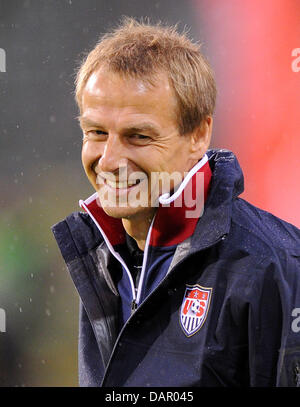 Stati Uniti d'America's head coach Jürgen Klinsmann sorrisi prima della partita amichevole Belgio vs USA al King Baudoin Stadium di Bruxelles, Belgio, 06 settembre 2011. Foto: Thomas Eisenhuth dpa Foto Stock