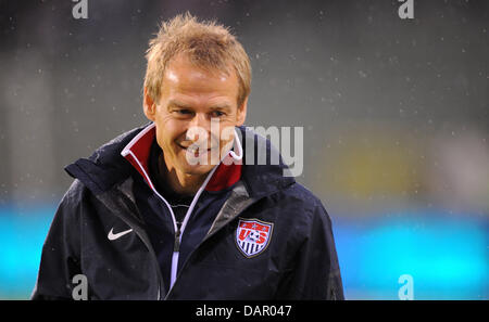 Stati Uniti d'America's head coach Jürgen Klinsmann sorrisi prima della partita amichevole Belgio vs USA al King Baudoin Stadium di Bruxelles, Belgio, 06 settembre 2011. Foto: Thomas Eisenhuth dpa +++(c) dpa - Bildfunk+++ Foto Stock