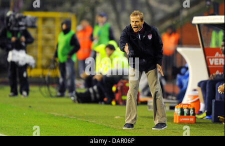 Stati Uniti d'America's head coach Jürgen Klinsmann reagisce durante la partita amichevole Belgio vs USA al King Baudoin Stadium di Bruxelles, Belgio, 06 settembre 2011. Foto: Thomas Eisenhuth dpa +++(c) dpa - Bildfunk+++ Foto Stock