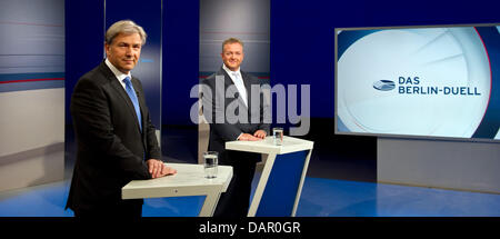 Il primo sindaco di Berlino Klaus Wowereit (l) e il presidente del cristiano democratico dello stato del gruppo e gruppo frazioni, Frank Henkel, sono raffigurati in un rbb studio TV di Berlino, Germania, 6 settembre 2011. I due uomini politici che corrono per il sindaco nelle prossime elezioni di Berlino hanno gareggiato in un duello TV la discussione che è stata trasmessa dal vivo. Foto: Soeren Stache Foto Stock