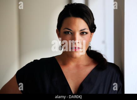 Cantante olandese Caro Emerald è raffigurato nel corso di un incontro con i rappresentanti della stampa a Monaco di Baviera, Germania, il 7 settembre 2011. Emerald in tournée in Germania dal 27 Settembre fino al 9 novembre 2011. Foto: Tobias Hase Foto Stock